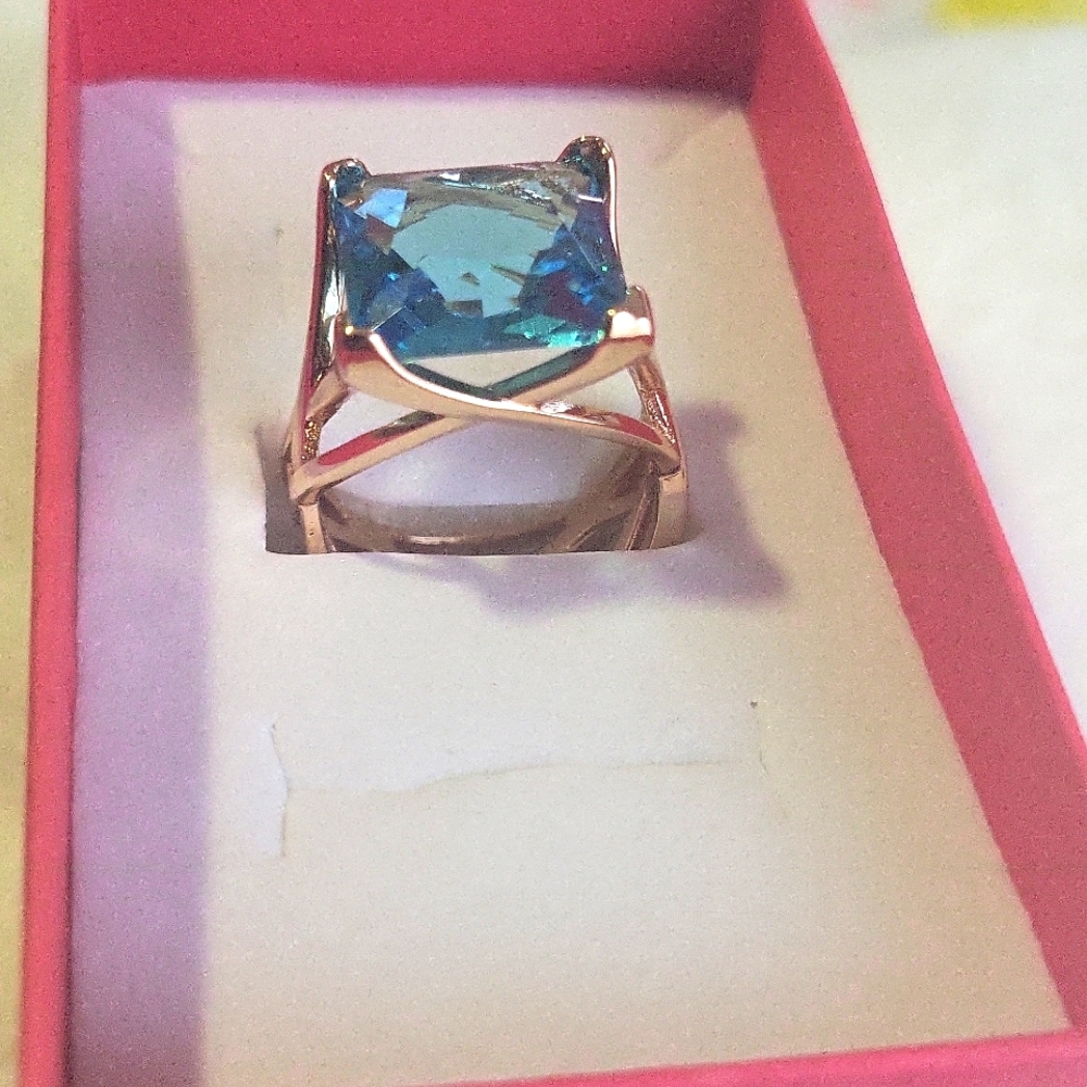 Vibrant Blue and Gold Ring with Square-Cut Gemstone - Picture 3 of 9